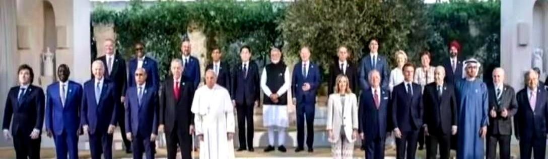 上次G7，一向自大的老仙站在了C位，心里那个美啊！
当时为对抗中国，拜登又拉拢又
