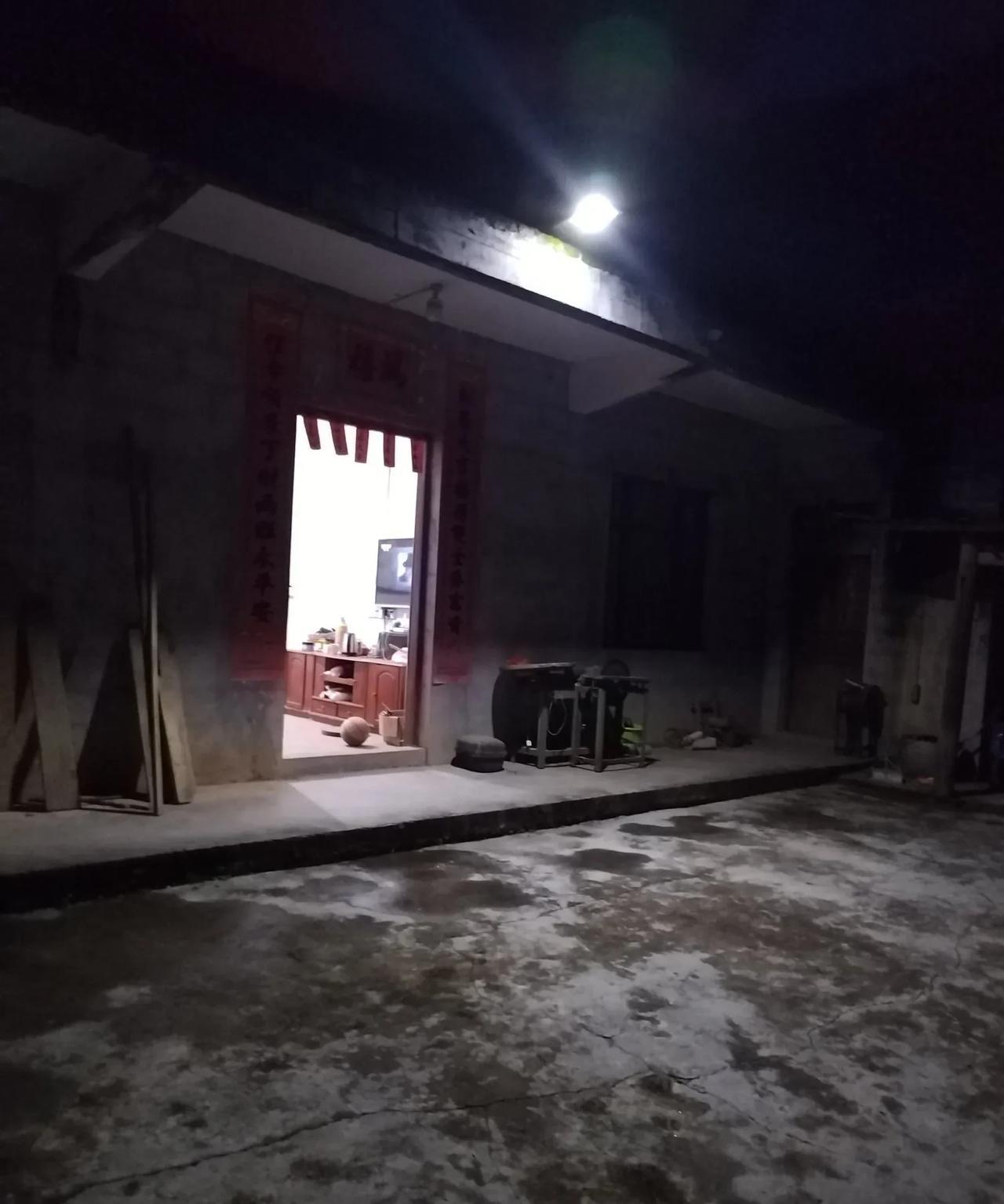 因为我爸爸做了阑尾炎手术，我就回家照顾几天，很多朋友说我家的房子很破旧。
我家的
