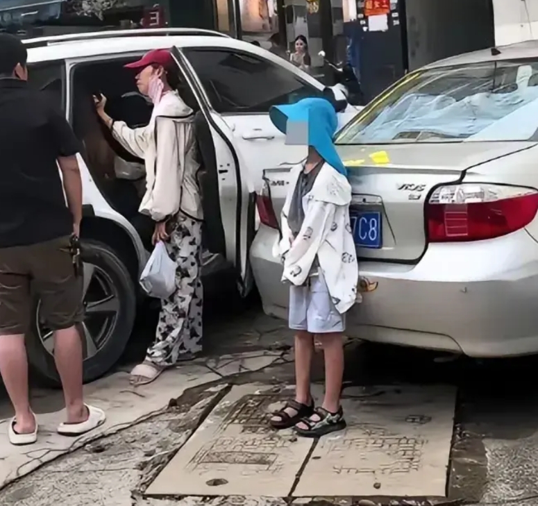真是大快人心！南宁出轨男现世报来了！

近日，南宁街头一男子小车停在路边，后排坐