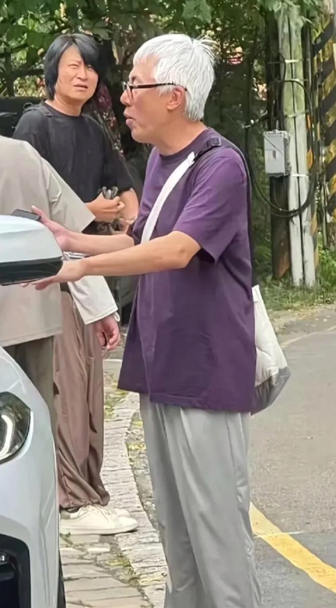 张宇现身台北街头，穿着简单，身体消瘦，头发白的像老奶奶，他才58岁，看起来像78