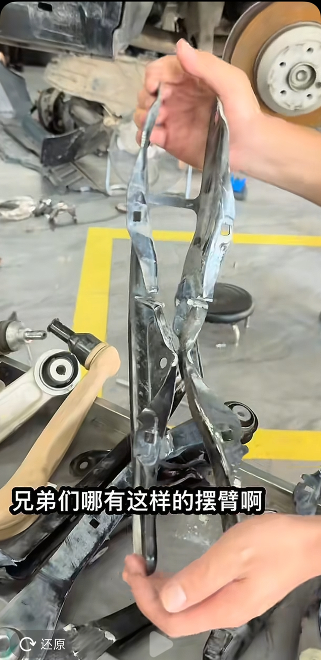 新款宝马用料如此之差
用个塑料盖把质量差的地方遮住这品牌也是没谁了