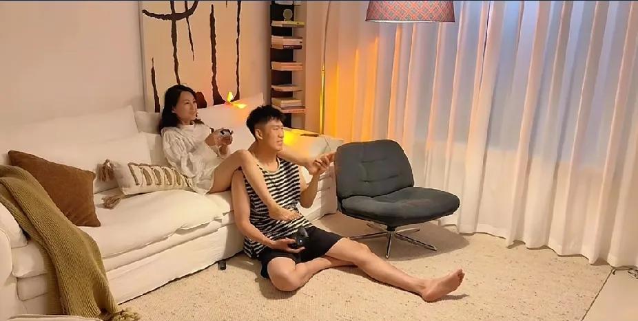 男女关系：
女人不管多大年纪
在老公面前可以胡作非为的几件事
可以撒娇，可以抱抱