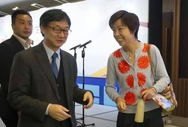 郭晶晶、张怡宁、伏明霞都是奥运冠军嫁豪门，她们穿搭都比较低调吧！