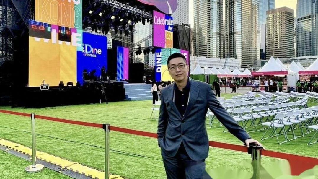 TVB前当家小生大学进修与大学生合照被赞冻龄，两代人似同龄人