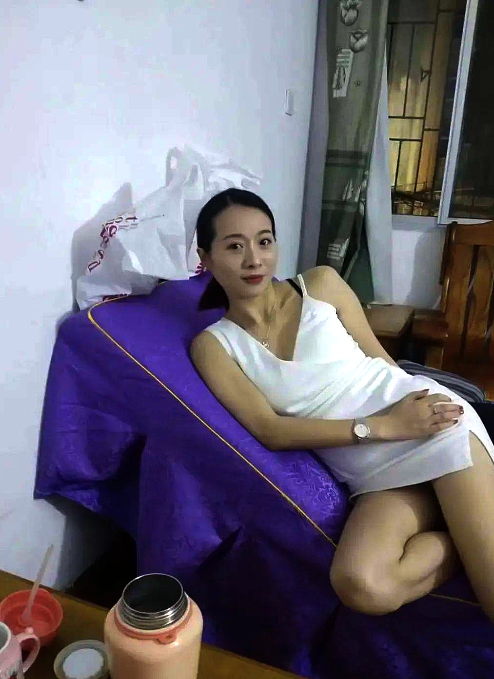 这是我老婆，结婚快十年了，现在看见都怕她