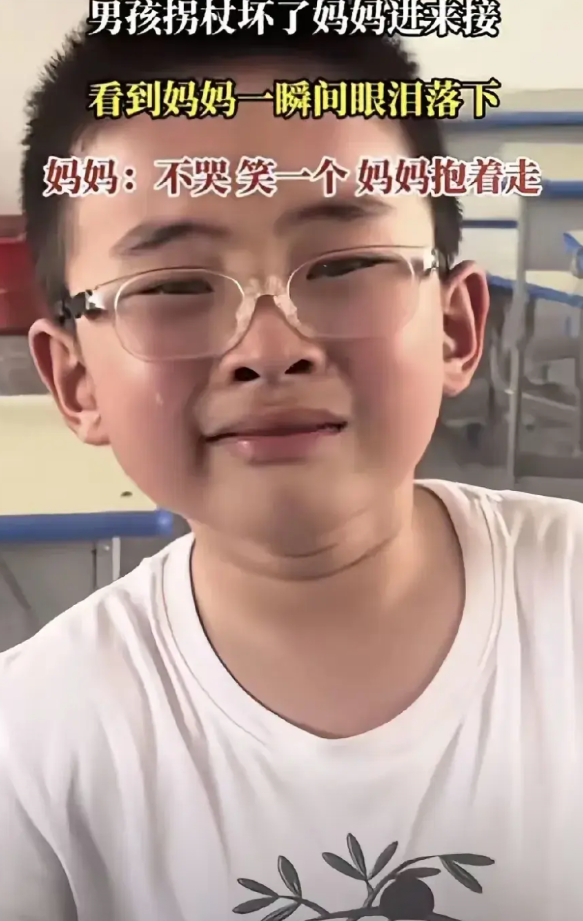 有一说一不带偏节奏。从这位残疾小男孩身上看，班上的老师确实是严重失职。手杖断了不