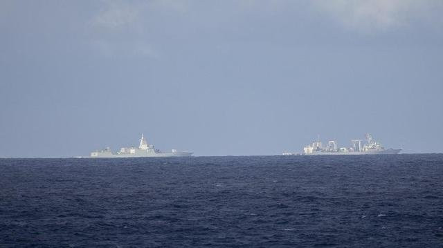 解放军舰队结束环澳，返回南海，法国底气不足？航母已停靠新加坡