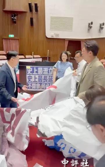 民进党被骂“根本就是强盗”
台“立法院”18日一早就爆冲突！民众党“立法院”党团