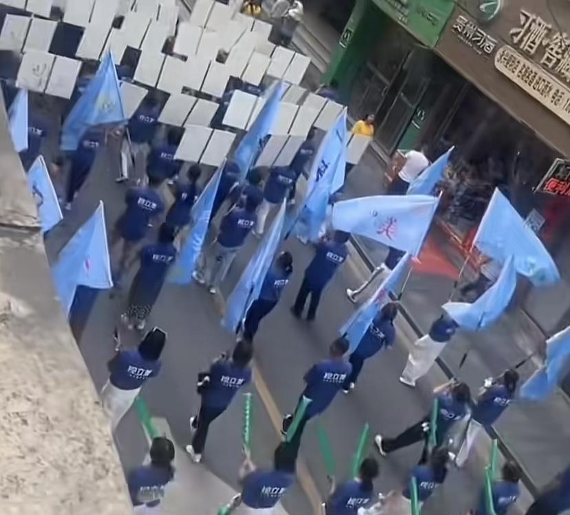 暴走团升级了！这是哪个城市？交警看了这阵势也无奈，前方举看白方牌，随后扛蓝旗，大
