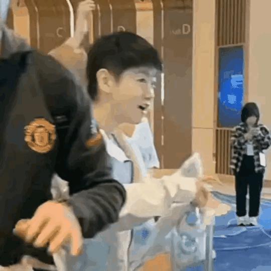 莎莎好可爱啊，
可盐可甜的，
一个人推着旅行箱返回北京，
在机场看到这么多粉丝送