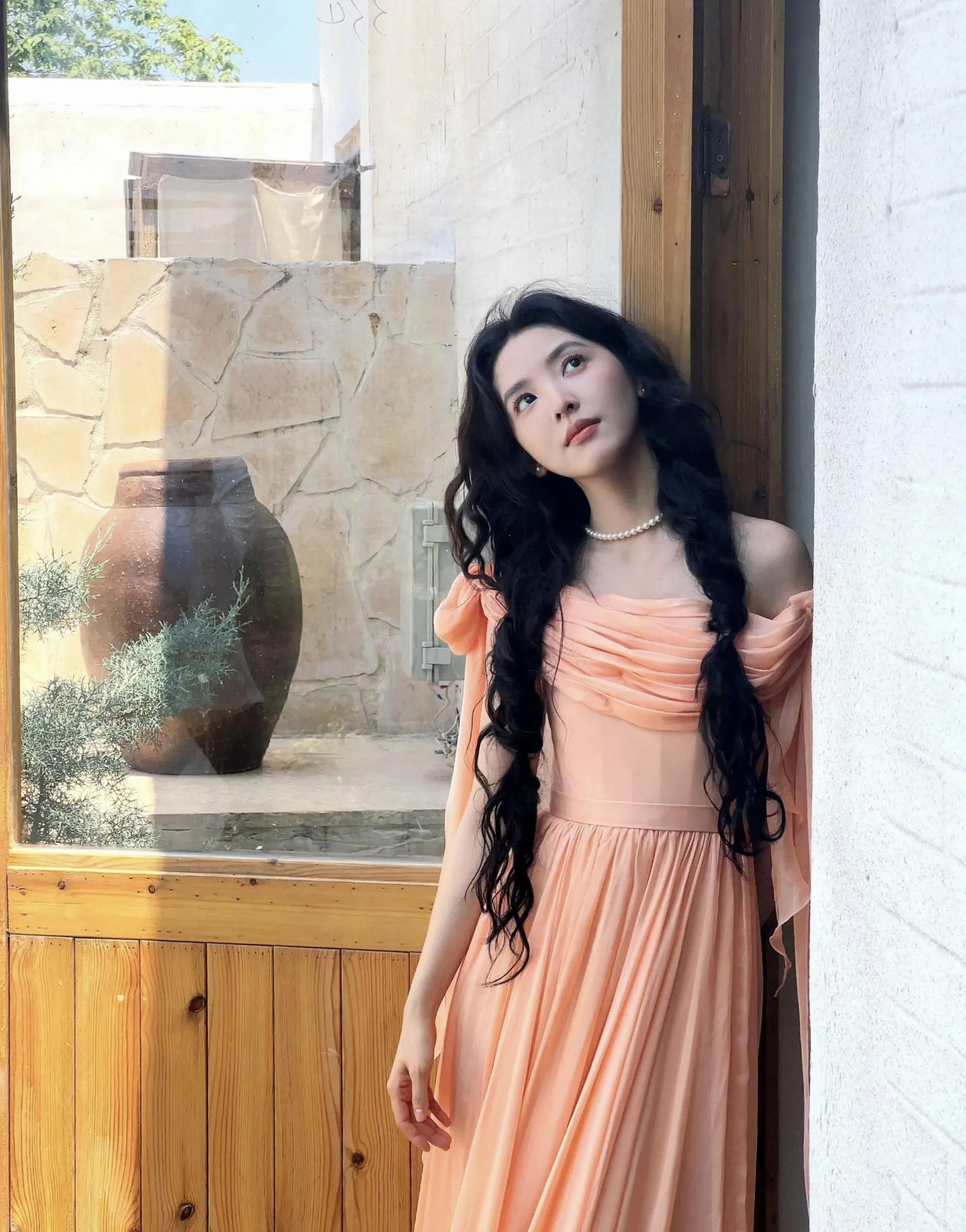 女星章若楠清新一夏：明丽秀美、芳华绝代
