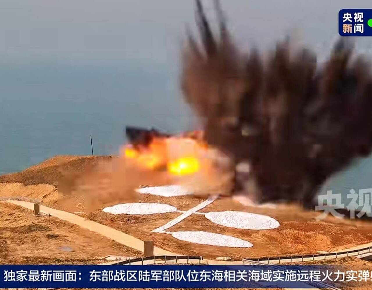 不同视角下的远程火箭弹点名画面，模拟跨海打击港口能源设施，天然气罐在远火精确锁定