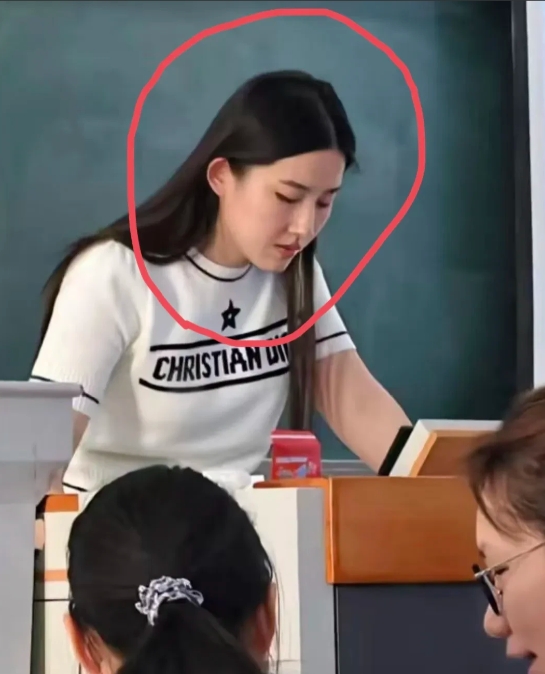 我滴老天奶，
这个不就是刘亦菲本菲吗？
怎么有人说她是

淮南师范大学的老师？