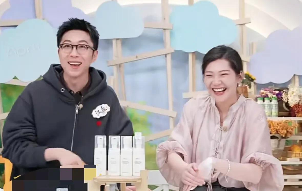 哈哈哈哈，笑不活了，盼盼给网友展示洁面的泡沫绵密，万万没想到都是黑汤顺着手流到桌