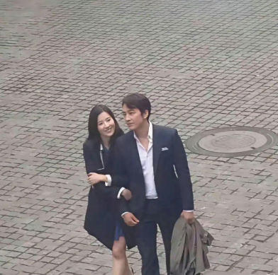 刘亦菲当年和韩国男朋友宋承宪在一起的时候真是亲密啊！