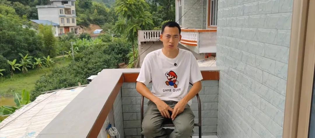 广西网络小勇又画大饼了，打脸了，说是大学生，现在用老实说，就初中毕业，考试还没满