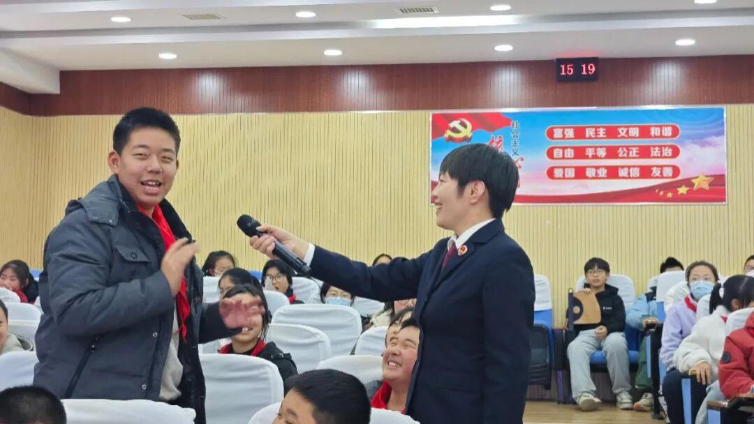 宪法宣传进校园 法治护航伴成长