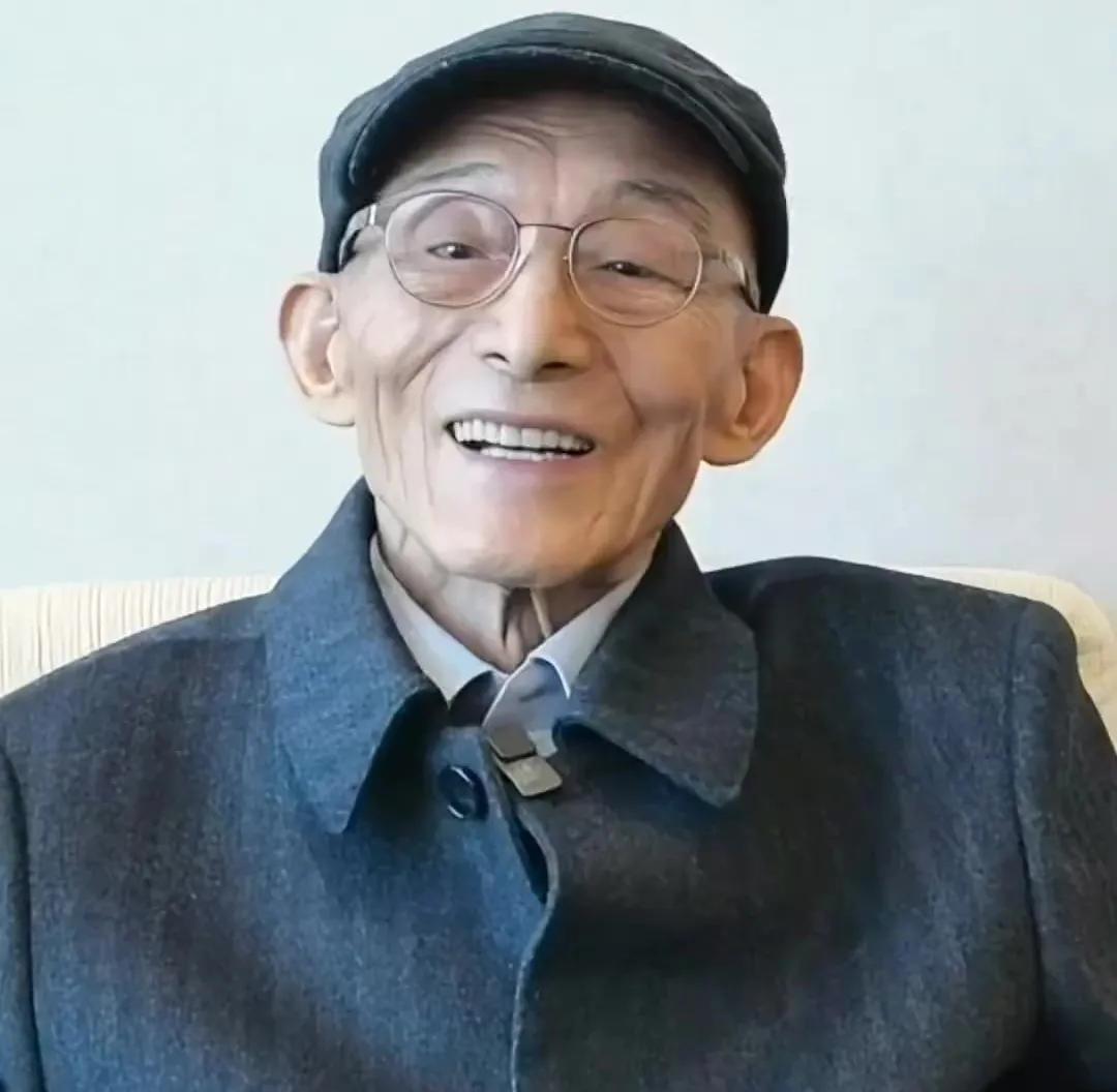 91岁的“济公”游本昌参加《济公》播出40周年主创见面活动，状态超乐观。
游本昌