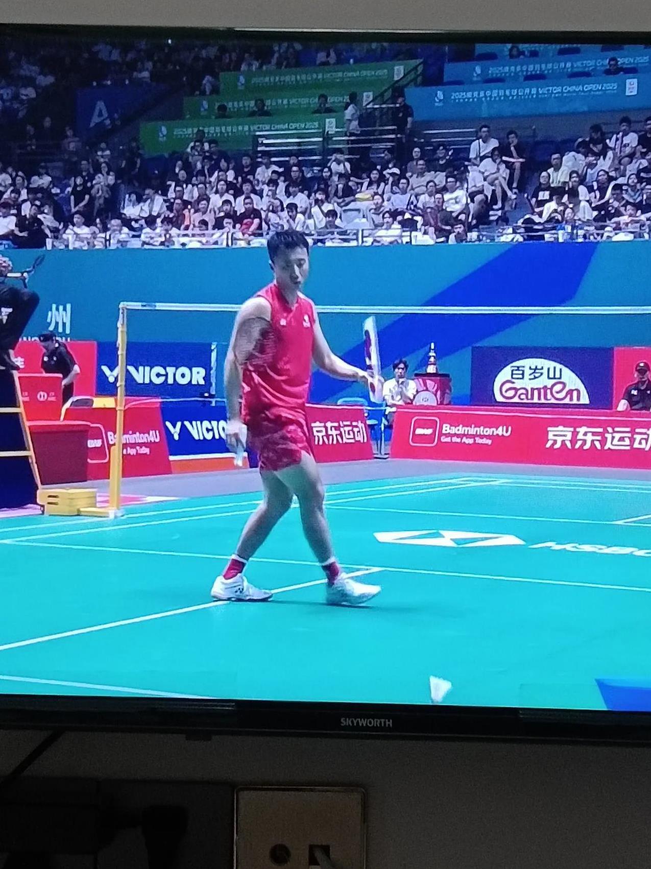 陆光组0:2完败李佳豪，一点胜机也没有。
第一局，陆光组完全不在状态，自失一个接