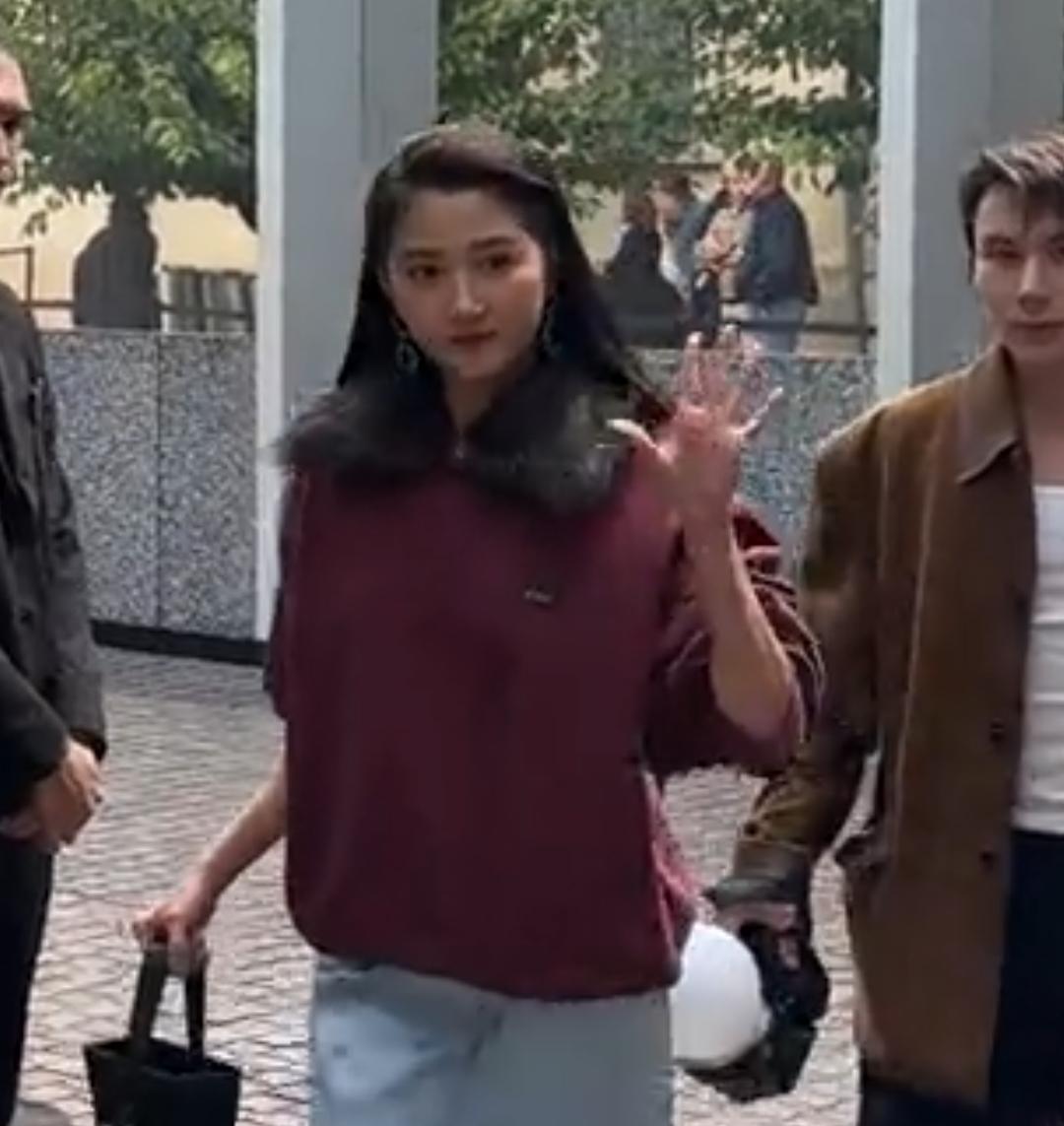 关晓彤走路 老给人感觉 鞋不跟脚 小心翼翼的感觉！不知道为什么，明明长得好看，身