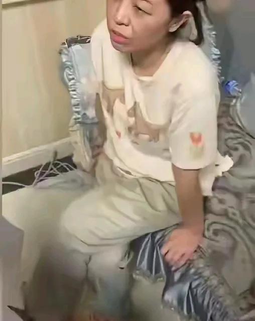 这两天网络上讨论最多的就是河北沧州一个女子被丈夫家暴后死亡的消息！
这照片就是死