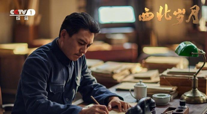 【#靳东白玉兰最佳男主角#】第30届上海电视节“白玉兰绽放”颁奖典礼正在进行。靳