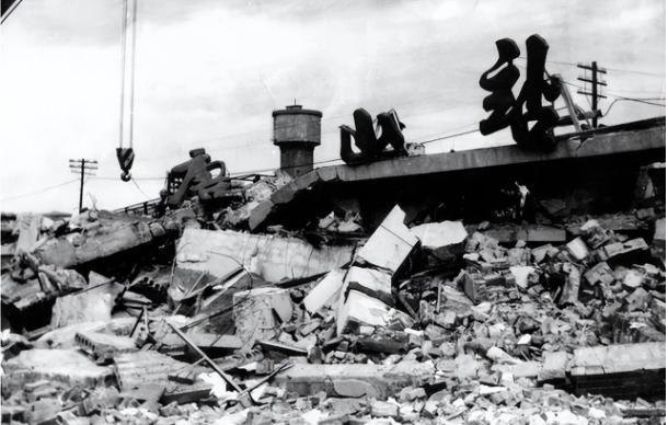 “别拦着我，我要见毛主席！”1976年，一中年男子穿着条裤衩冲进中南海。谁也没想