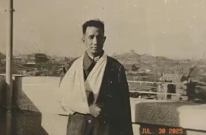 分享一张老照片。
50年代，粟裕在北京医院手术时，取出右臂残留多年的弹头，难得一