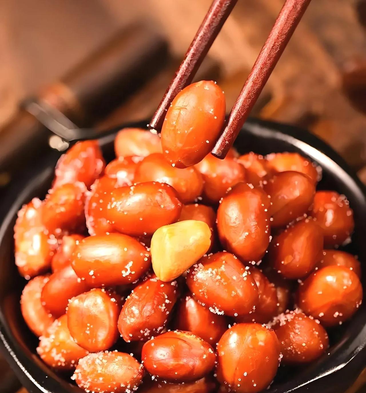 生产队时种花生，为了防止社员偷吃花生种，生产队长想了个损招，把花生种子全部拌上农