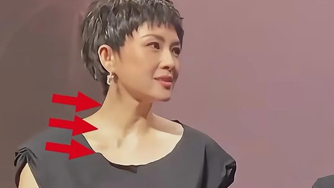 不愧是国际章，心机全写在脸上，剧组同款T恤只有她把领子剪了