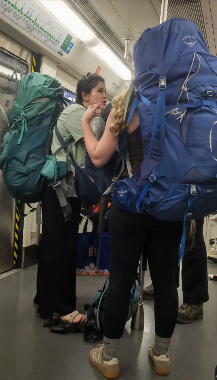 地铁上碰见的场景，来旅游的三个外国女孩！这大包东西，背着可是不容易！