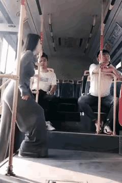 这算不算性骚扰？
为啥女人这么干啥事没有，男人这么干就不行？