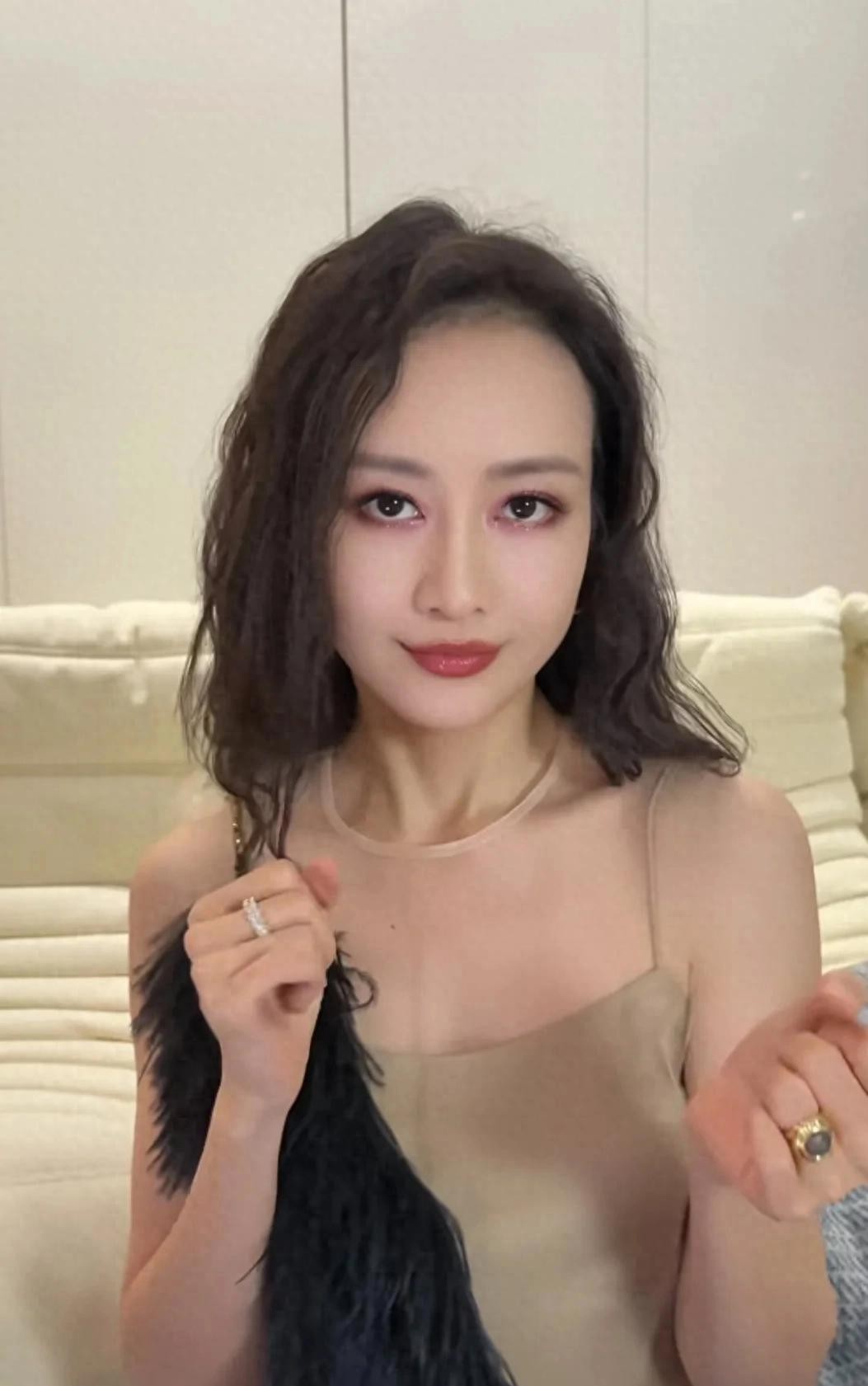1982年出生的王鸥是内地银幕女神之一，来自于广西，素有“广西第一美女”的称号，