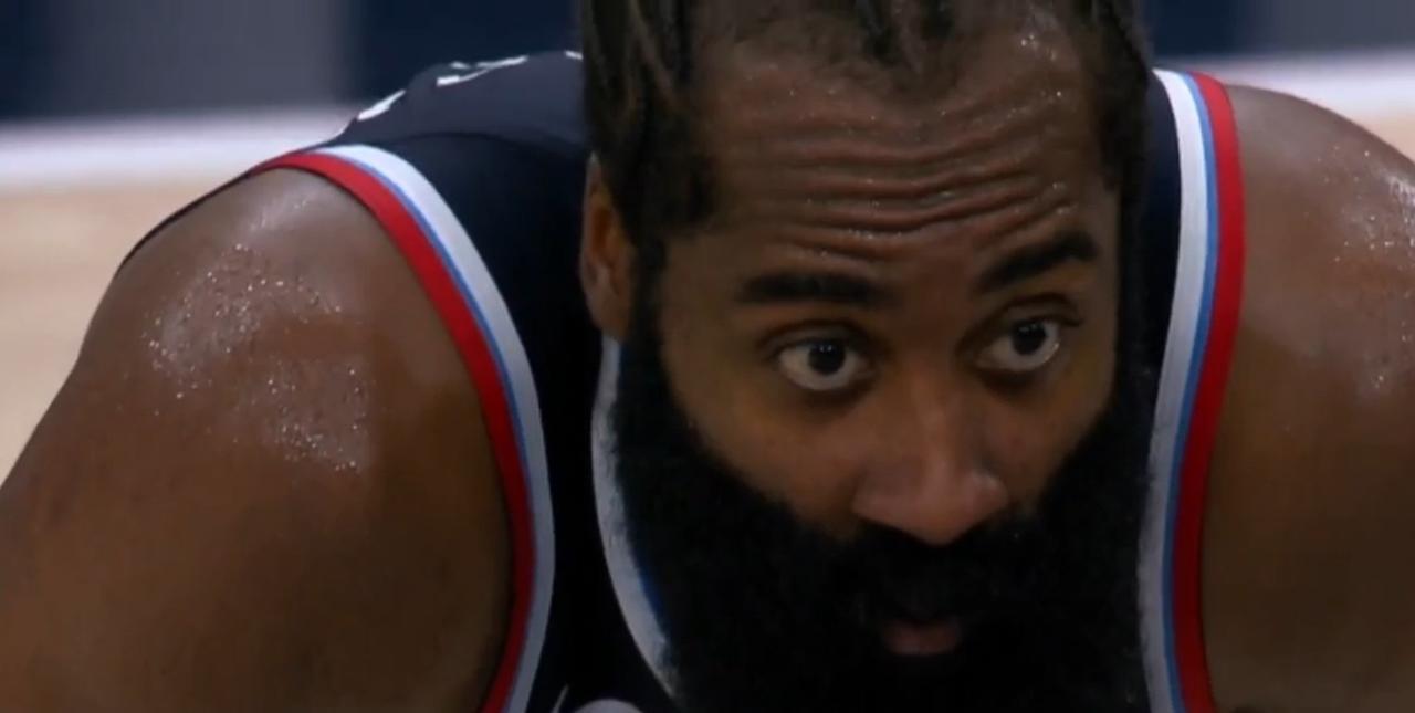 哈登的好日子只维持了一节，目前这套首发阵容剩下一个问题很难解决。
快船主场跟老鹰