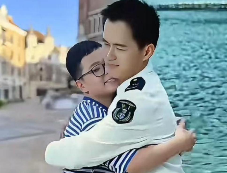 这个烈士家属大家都叫她毛豆妈妈，她丈夫是北海舰队的飞行员，八年前执行任务时牺牲了