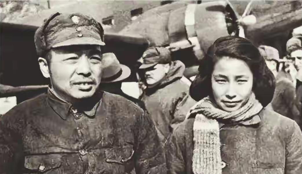 这是彭德怀和夫人浦安修的真实样貌，都看看吧，这可不是演员扮演的。
浦安修容貌秀丽