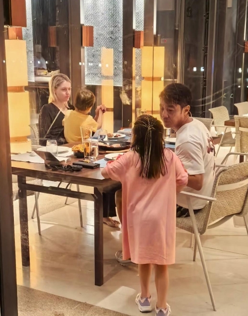撒贝宁携妻儿餐厅用餐，女儿黏着爸爸超亲昵。李白肤白貌美很亮眼，一家同框画面超温馨