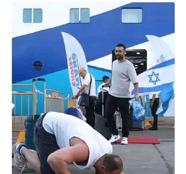 在伊朗导弹打击下，逃离以色列的犹太人亲吻着塞浦路斯的土地！分明是对这土地爱得深沉