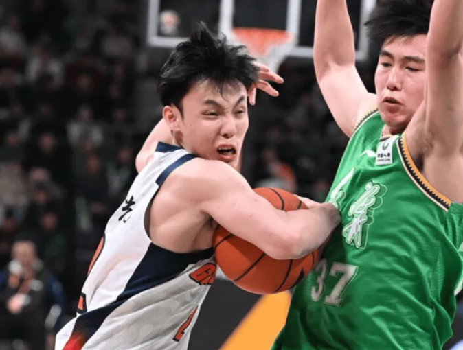 CBA官方分享全明星投票首周徐杰是目前唯一一个票数超过40万张的球员。 无论是个