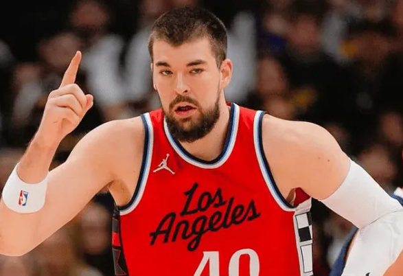 据报道，对手球队若想得到伊维察-祖巴茨，必须付出巨大代价。
向快船询价的球队被告