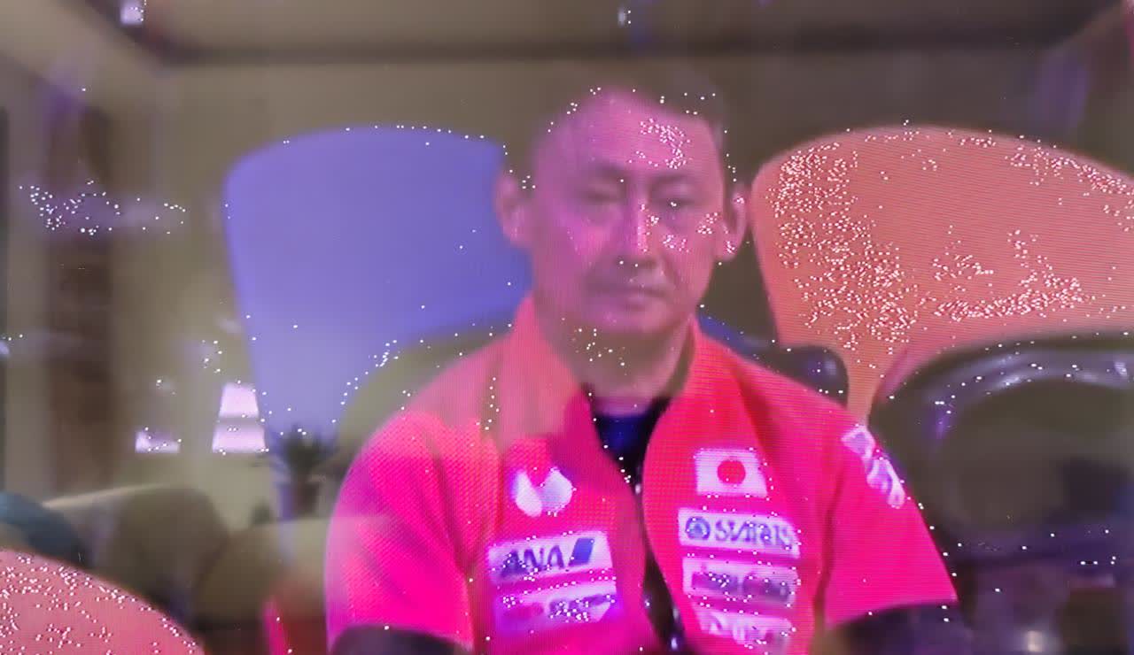老张本在看台上，孤独的看着纸盒子0::3大败给薛飞，一轮游出局，心中满是伤痛！
