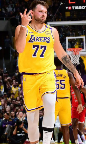 东契奇凭什么是湖人基石？难道靠封官么？还是靠实力？
竞技体育菜就是原罪，你说你抗