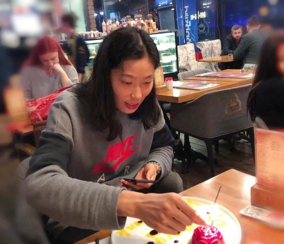 朱婷更新社交媒体
今天，好久没有更新动态的朱婷在社交媒体上分享了自己的生活，她写