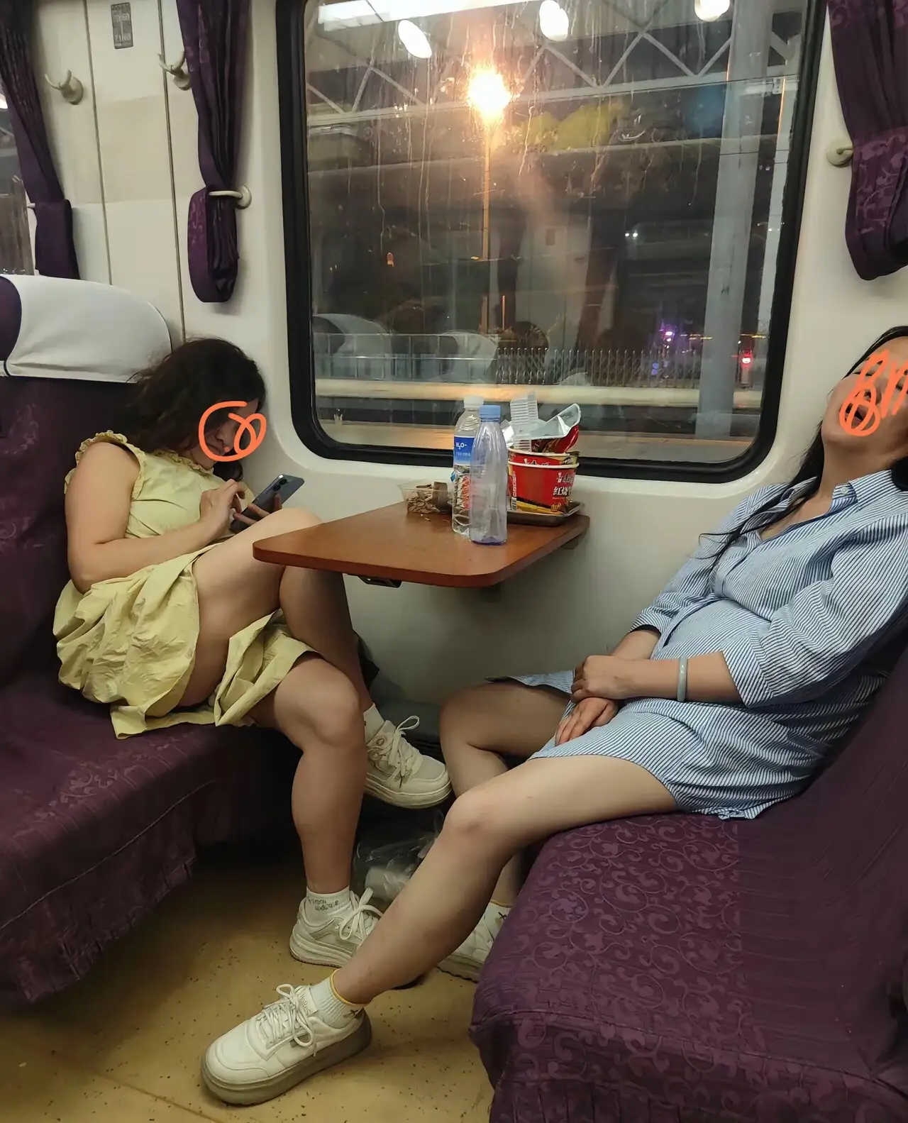 上海地铁一号线，松驰感十足的女人