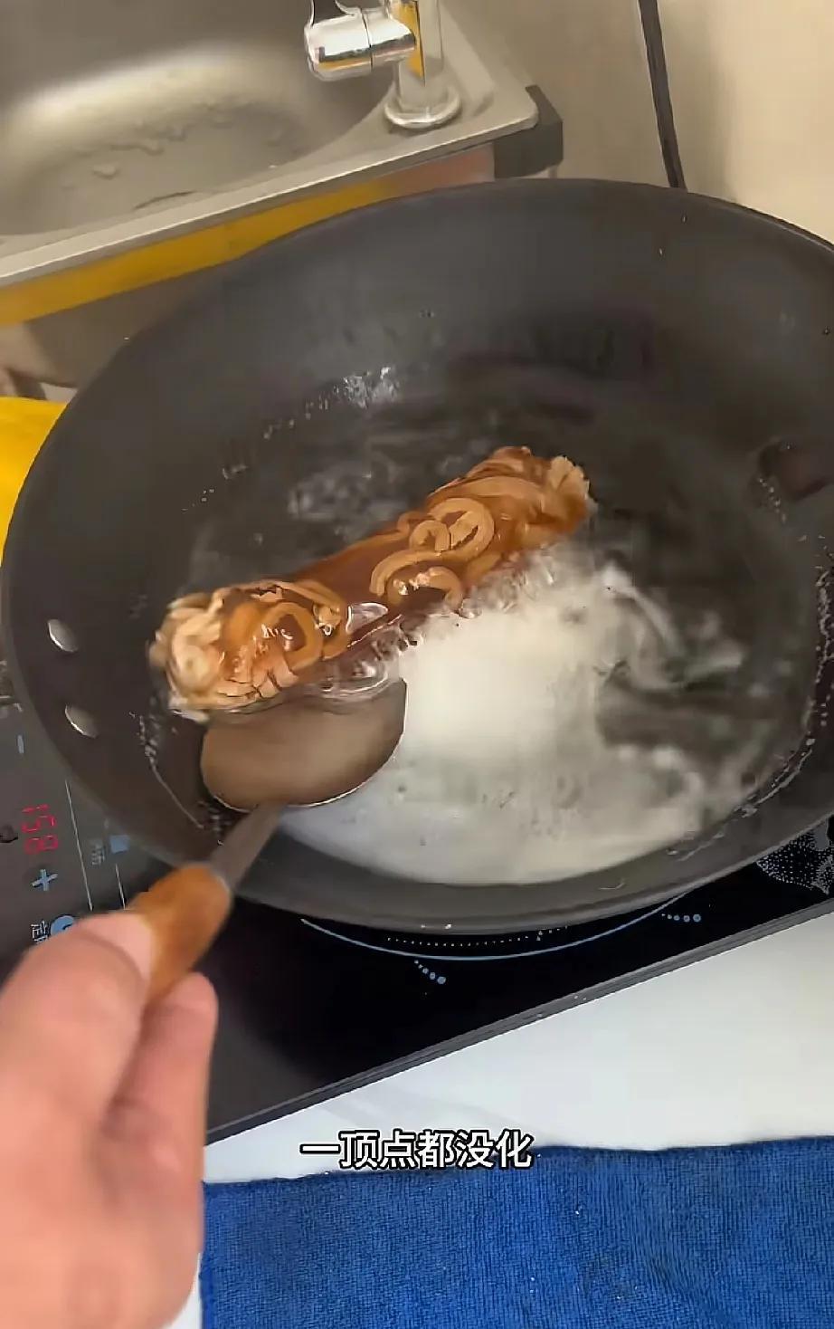 这种皮冻能不吃尽量别吃
已经有博主测试过了，按道理来说皮冻就是猪皮经过长时间熬制