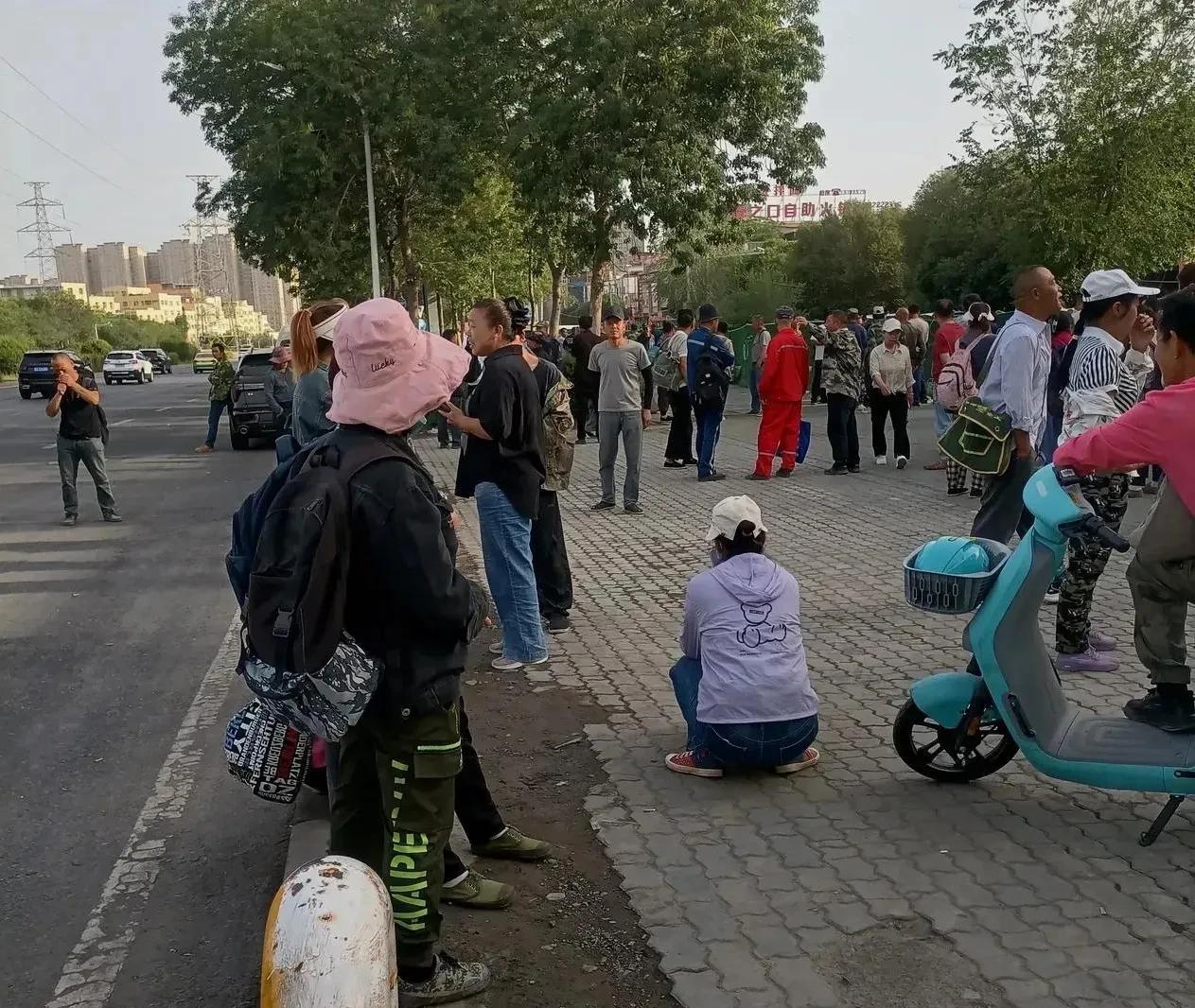 新疆乌鲁木齐两大临工劳务市场，一个天津路劳务市场，一个粮校劳务市场。这两个劳务市