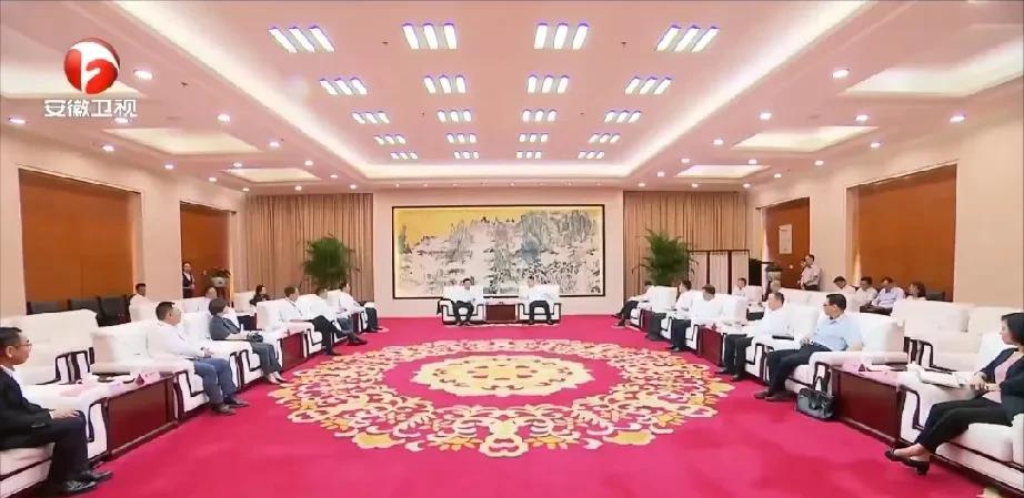华为余承东回家乡安徽参加尊界s800量产暨供应链合作大会
安徽卫视《安徽新闻联播