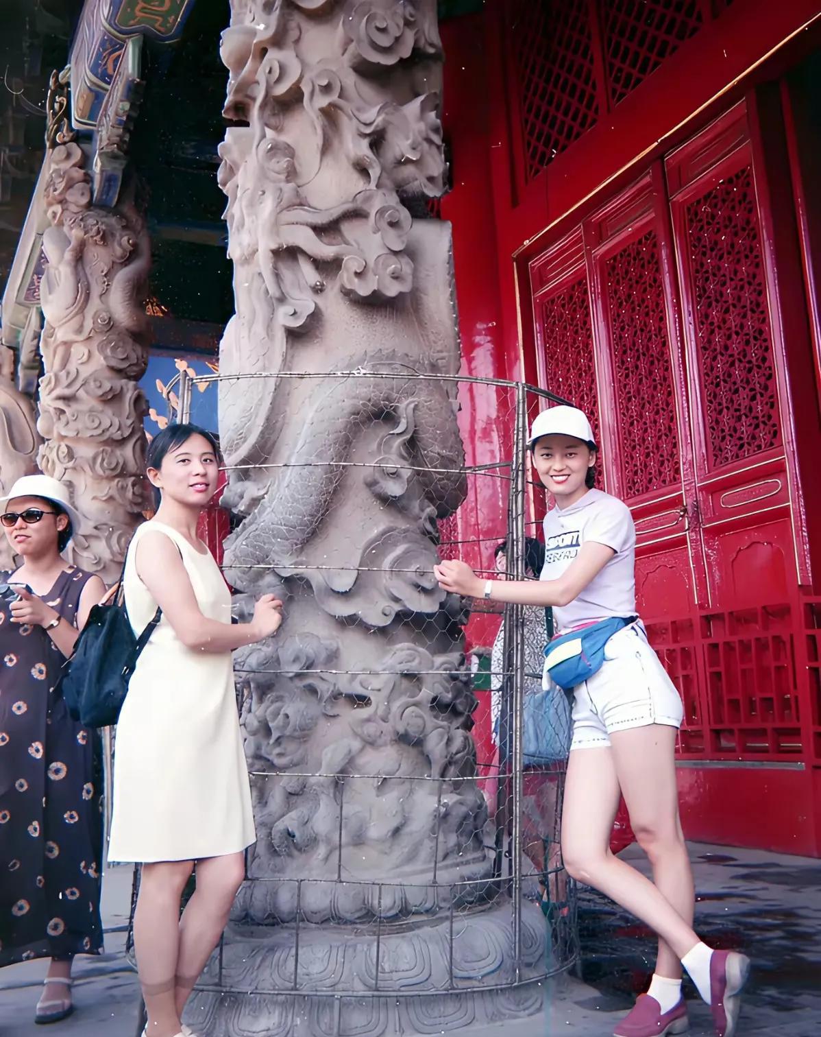 这是1994年，北师大中文系两位大四学生在景区的合影照。
北师大作为名牌高校，里
