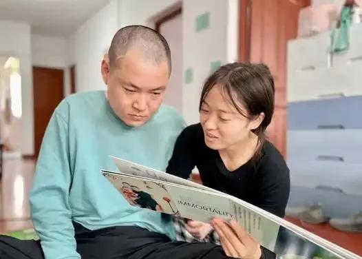 2020年，江苏一男子被卡车撞飞，妻子花光存款，医生直言难救活，婆婆也劝他放弃，