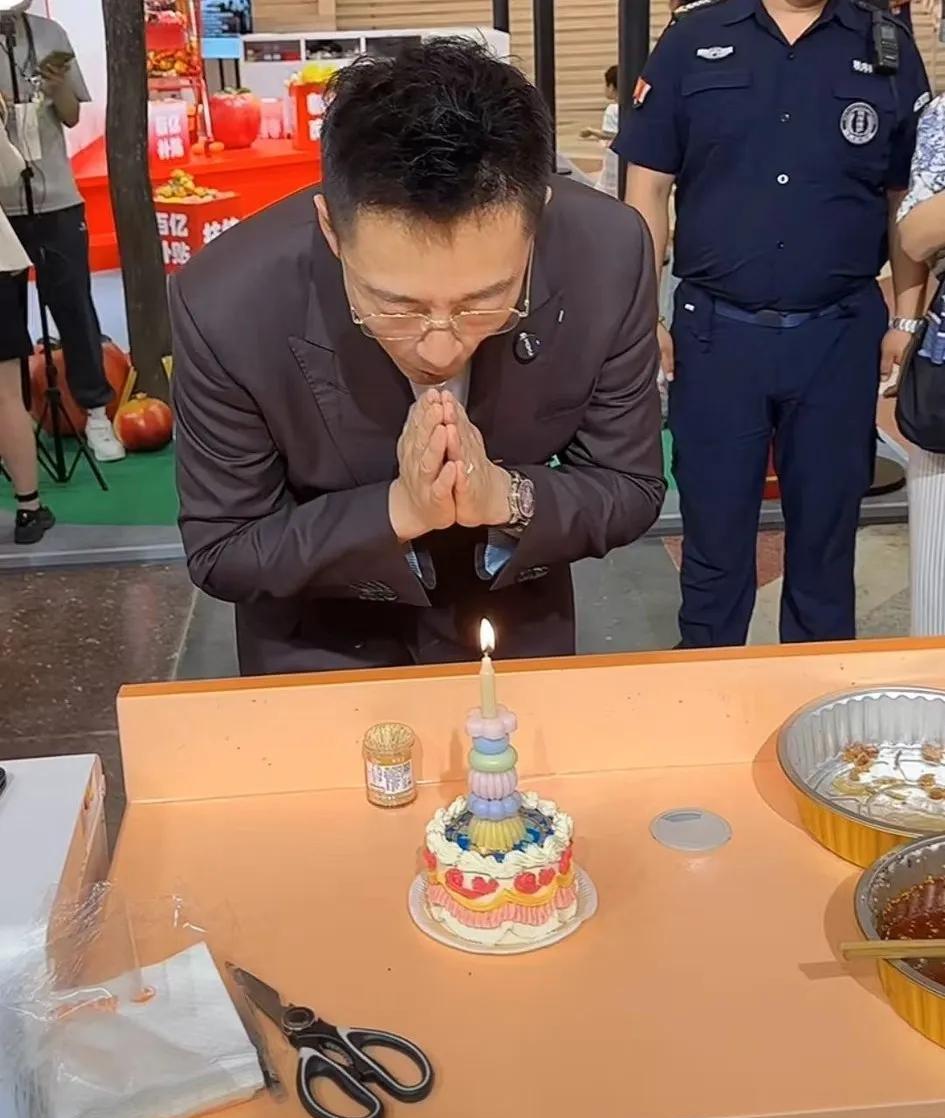 汪小菲这个生日，不是马筱梅陪他过的，也不是俩孩子陪他过的！生日这天，汪小菲也没闲